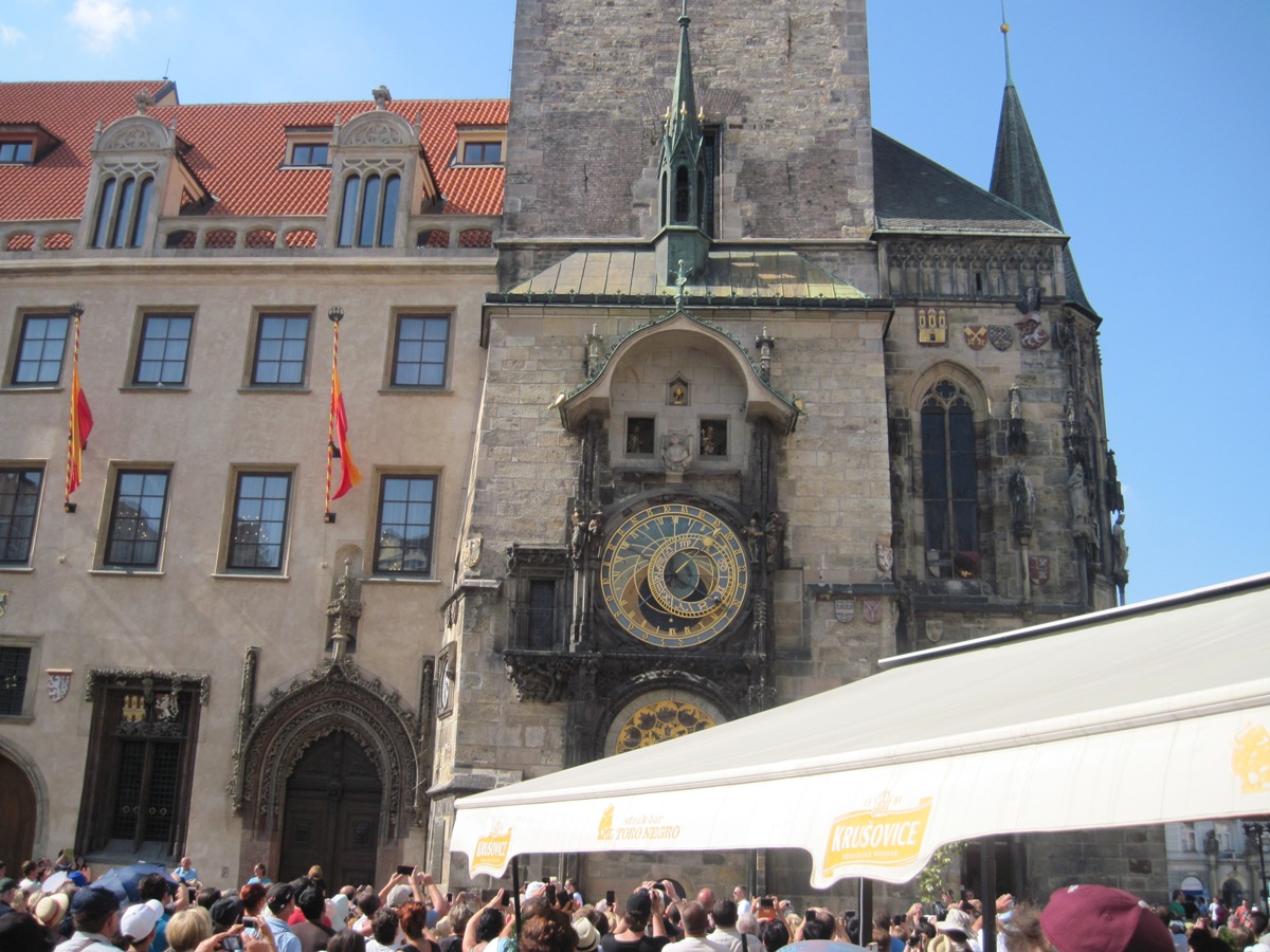 9- Praga- Altra visuale dell'orologio con le persone in attese dello scoccare delle ore
